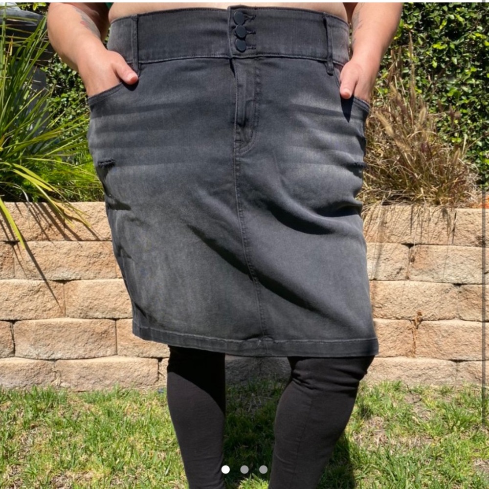Cute black/grey wash jean skirt from Torrid ❣️